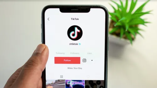Une mère vend des photos de son bébé prématuré sur TikTok ! (Vidéo)